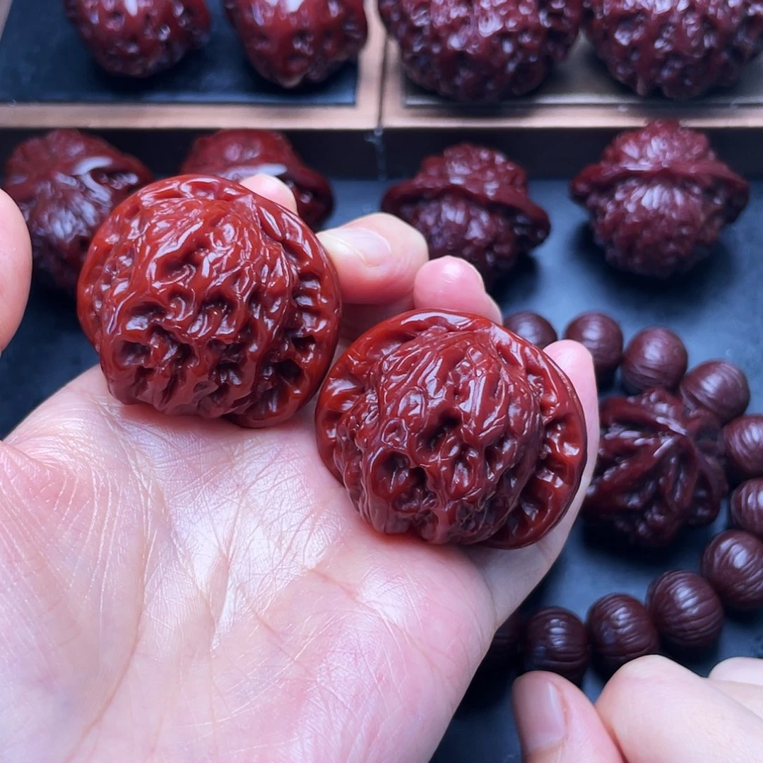 文玩核桃吊坠白狮子