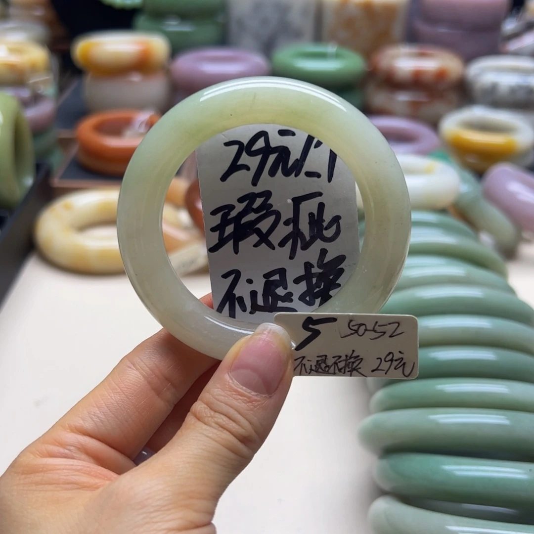 未镶嵌手镯石英岩玉