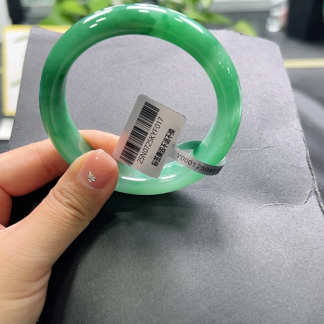 胡***妹未镶嵌手镯石英质玉（非洲翠）