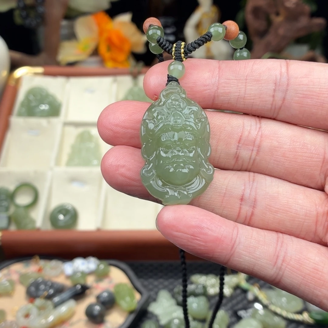 小***姐和田玉未镶嵌颈饰