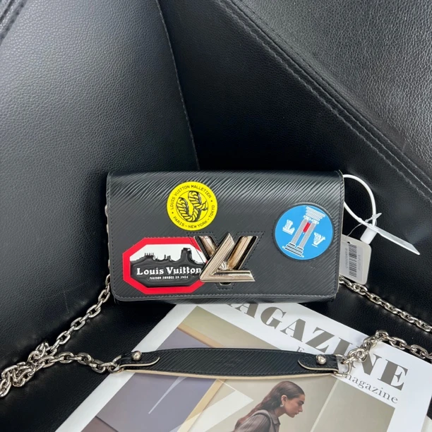 95新 LouisVuitton/路易威登 捐金沉珠/twist 徽章woc单肩