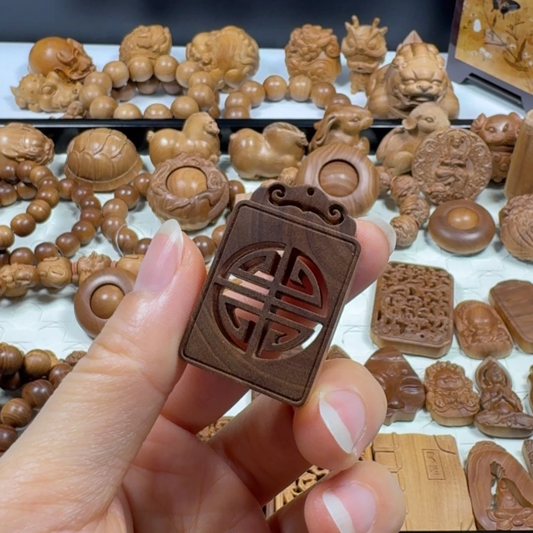 焬***檀香木横纹镂空福牌