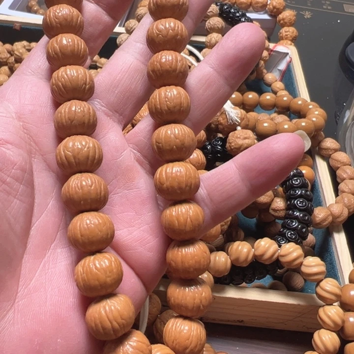 土豪手持猴头核桃