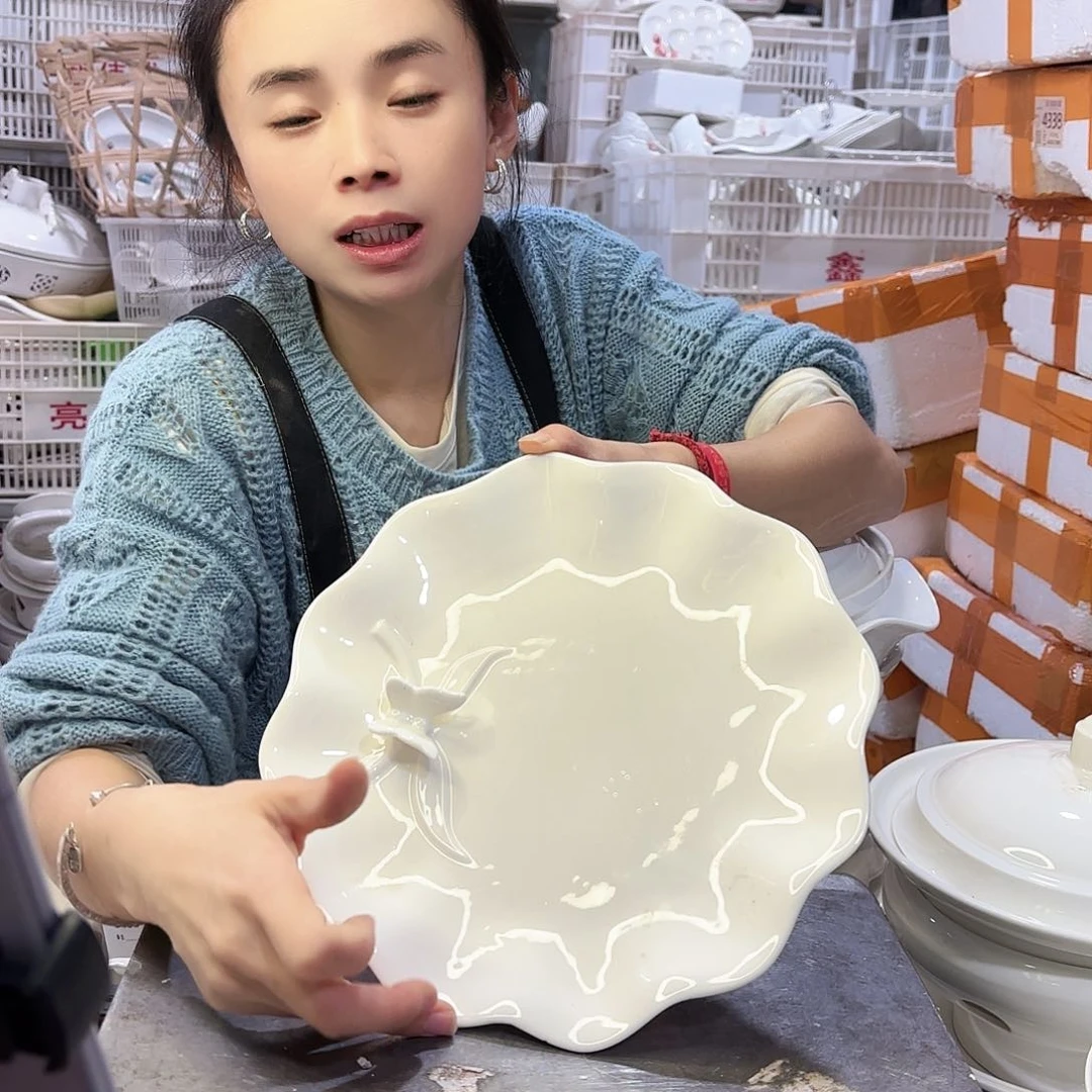 盘微瑕产品………两个蝴蝶盘底部有瑕