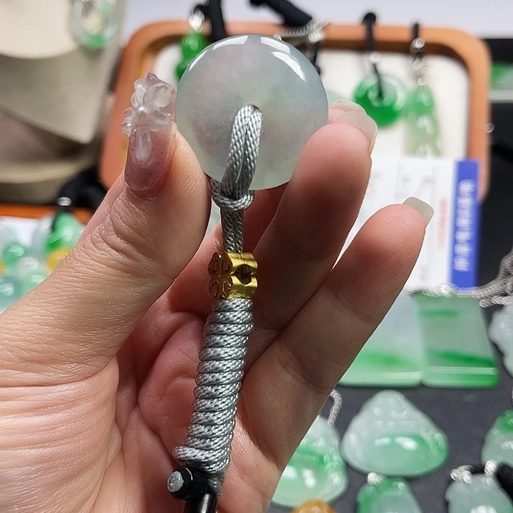 翡翠未镶嵌颈饰平安扣