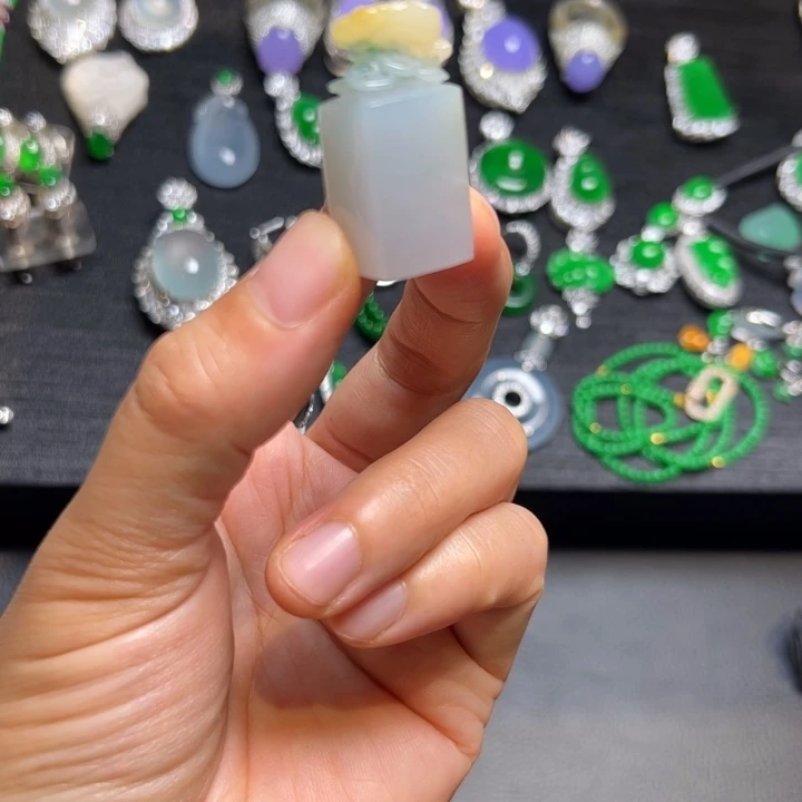 颈饰未镶嵌翡翠天然缅甸翡翠摆件