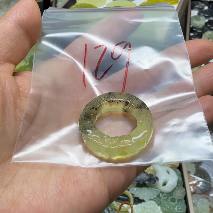 透闪石-蛇纹石玉吊坠未镶嵌