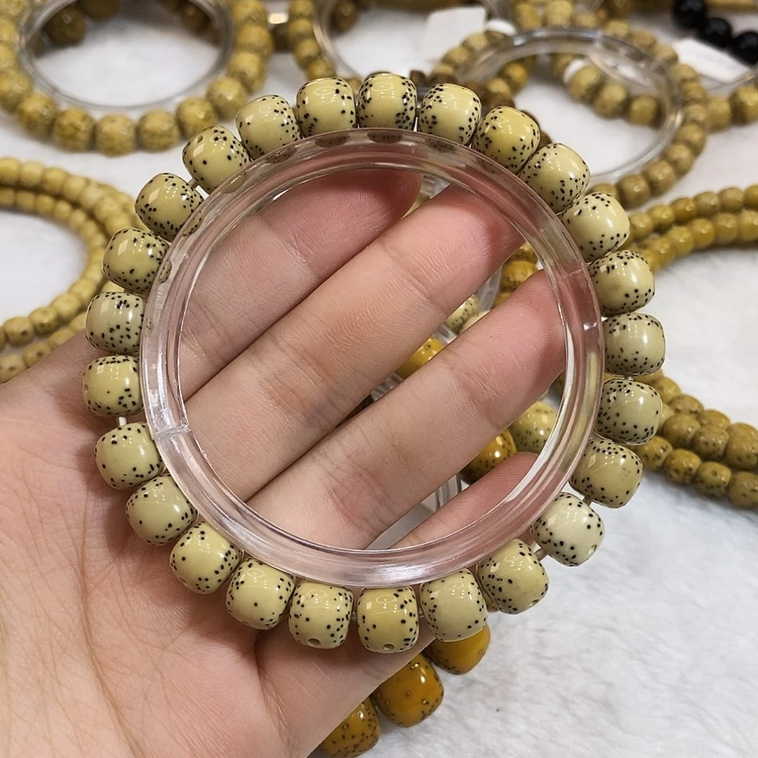 星月菩提吊坠9.3x8.3原生态鸡油黄大通体素圈