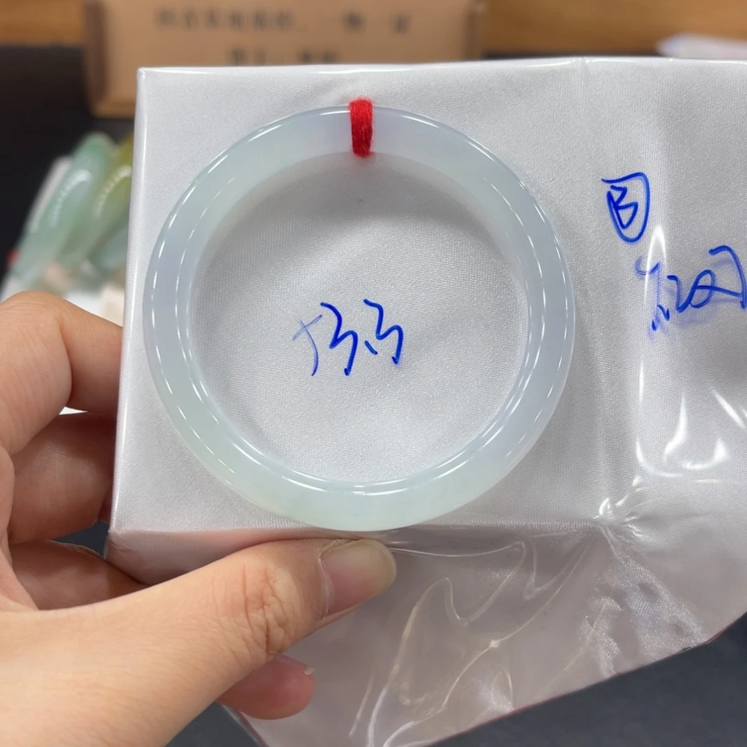 翡翠手镯未镶嵌翡翠