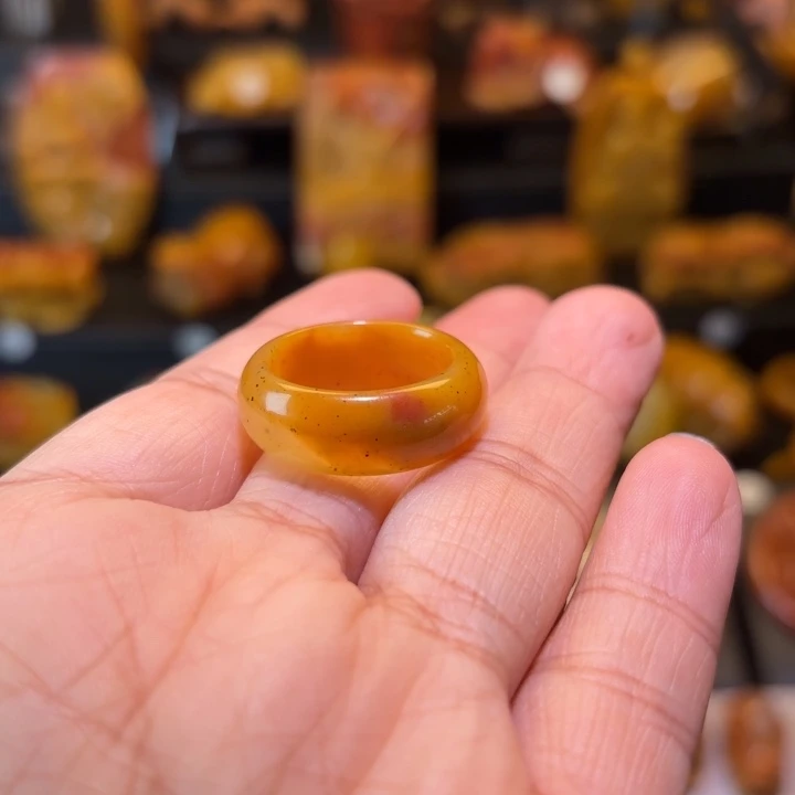 石英质玉（黄龙玉）未镶嵌颈饰