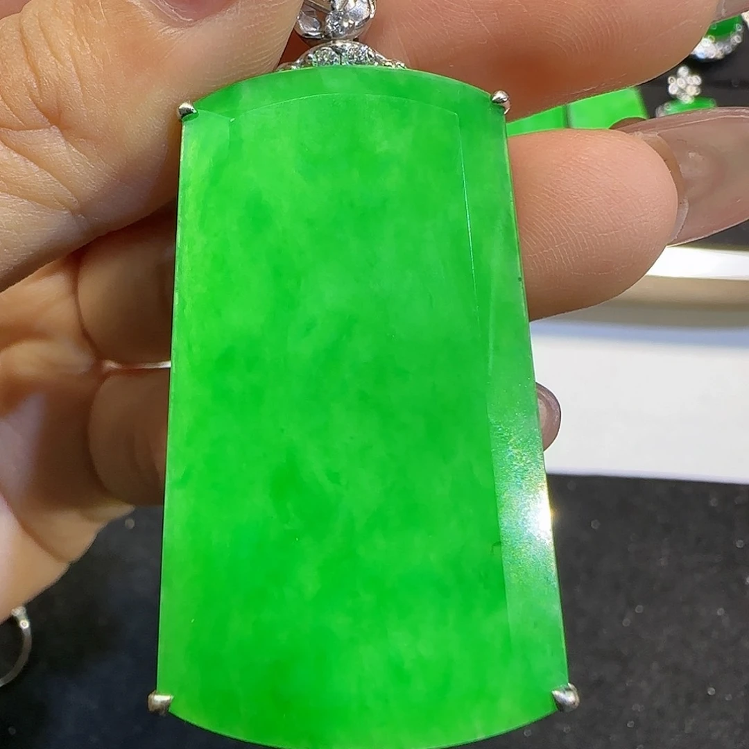 翡翠18K金镶嵌颈饰无事牌