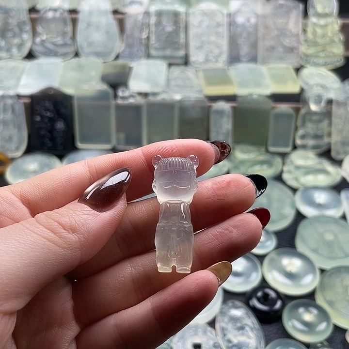 岫玉未镶嵌颈饰哪吒