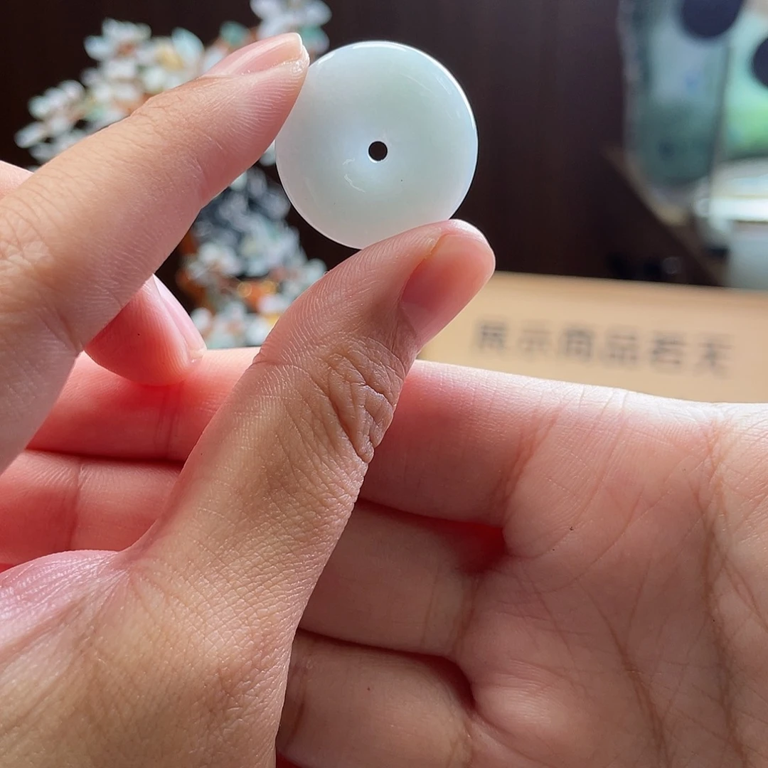 翡翠颈饰未镶嵌平安扣