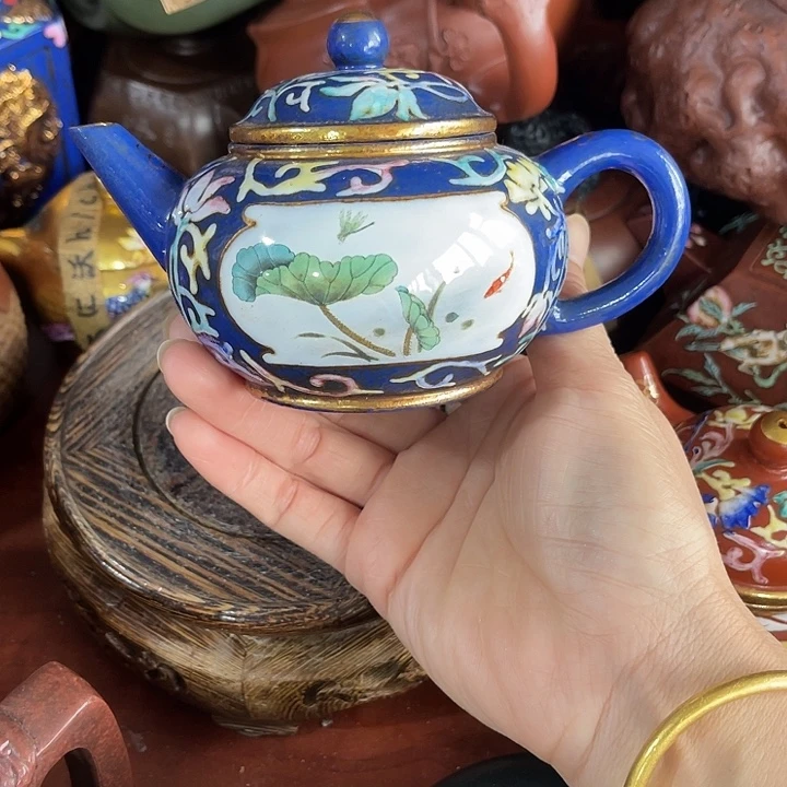 茶壶红泥原矿泥料手工制作的一把紫砂壶。