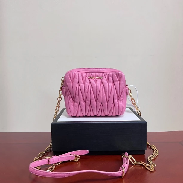 95新 MIU MIU/缪缪 褶皱小相机包 鱼鱼
