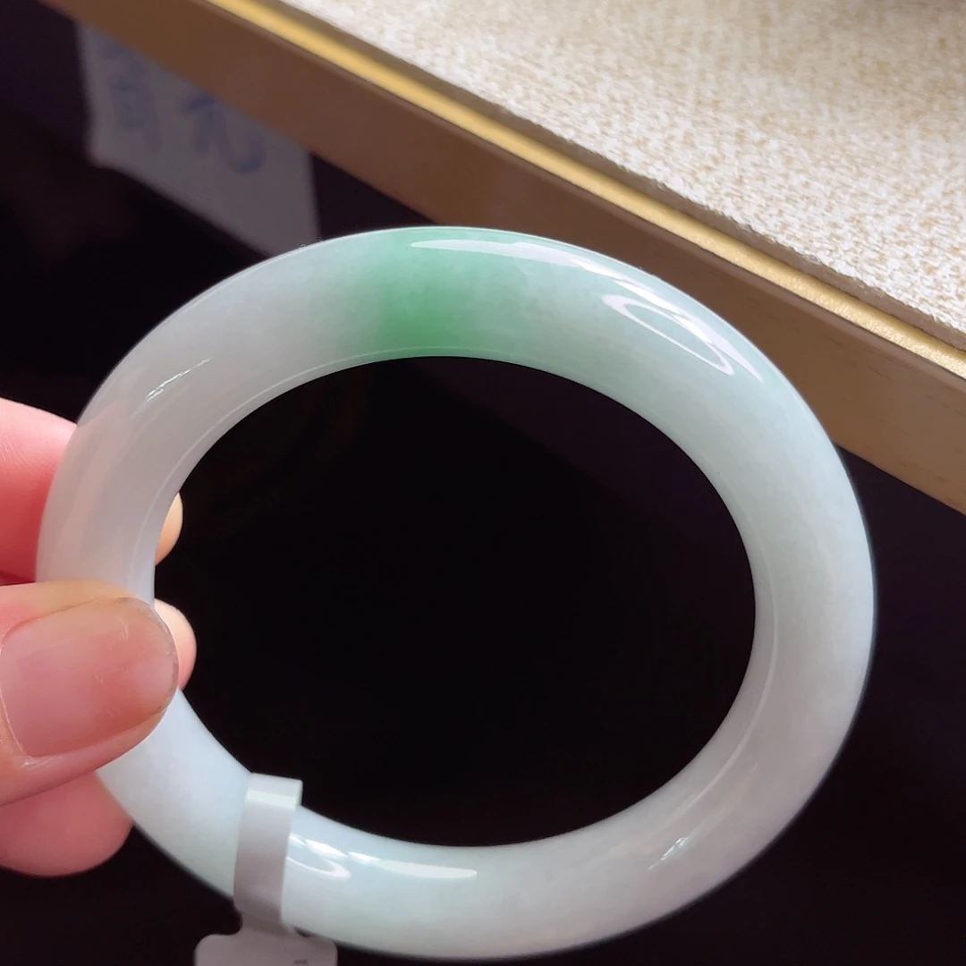 翡翠手镯未镶嵌手镯