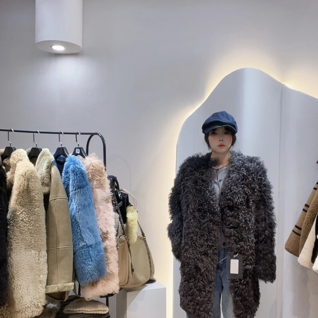 真皮皮毛一体外套222-3315。 120斤内