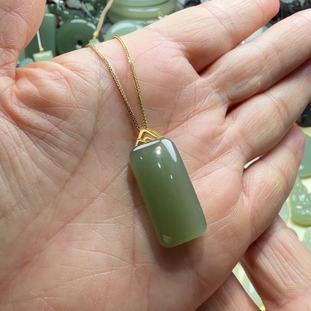 和田玉18K金镶嵌颈饰