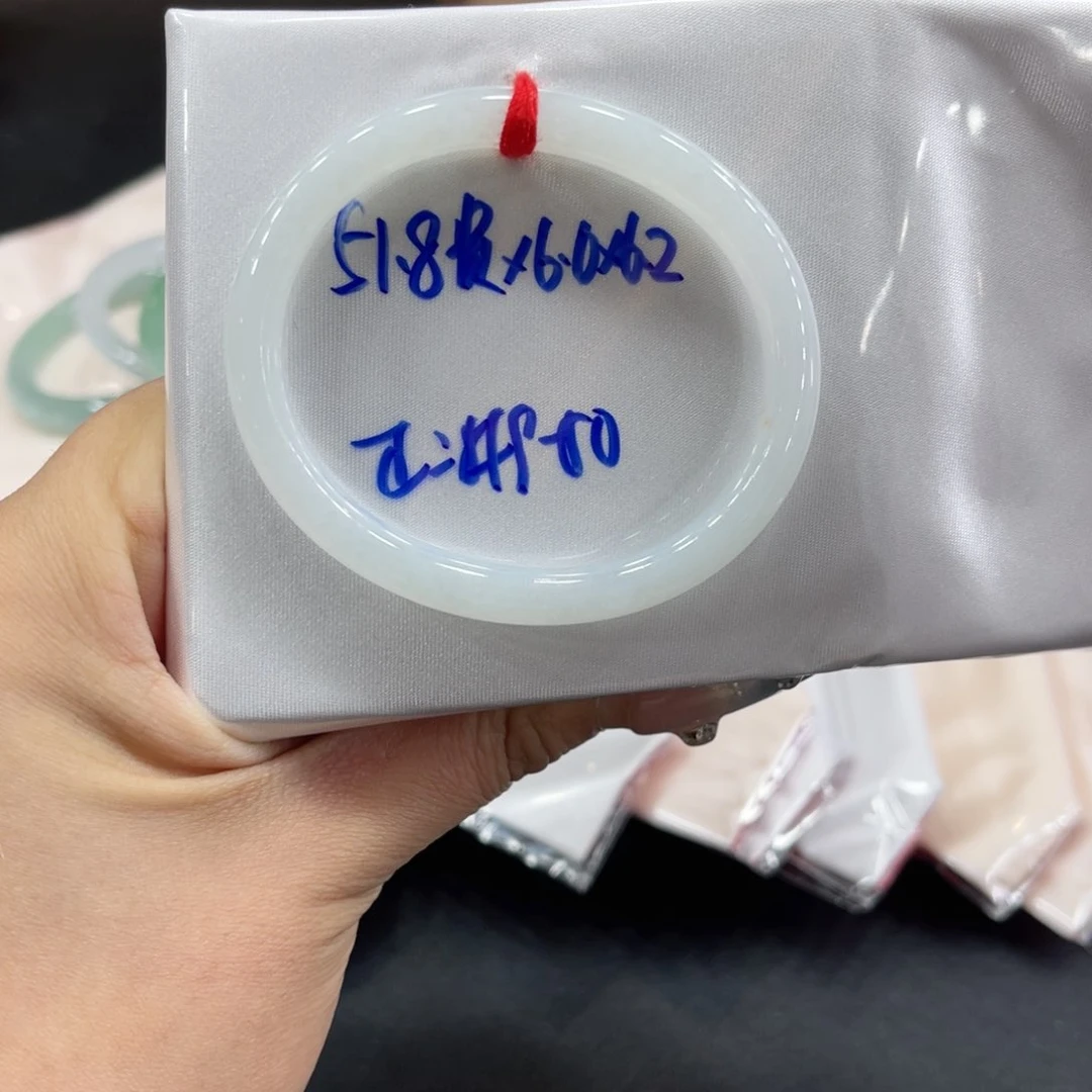 翡翠手镯未镶嵌翡翠