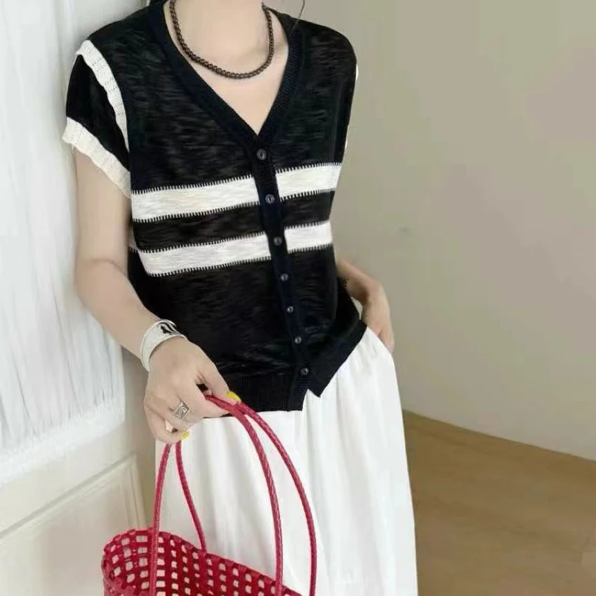 2025早秋V领花边袖夹条莱赛尔时尚小衫