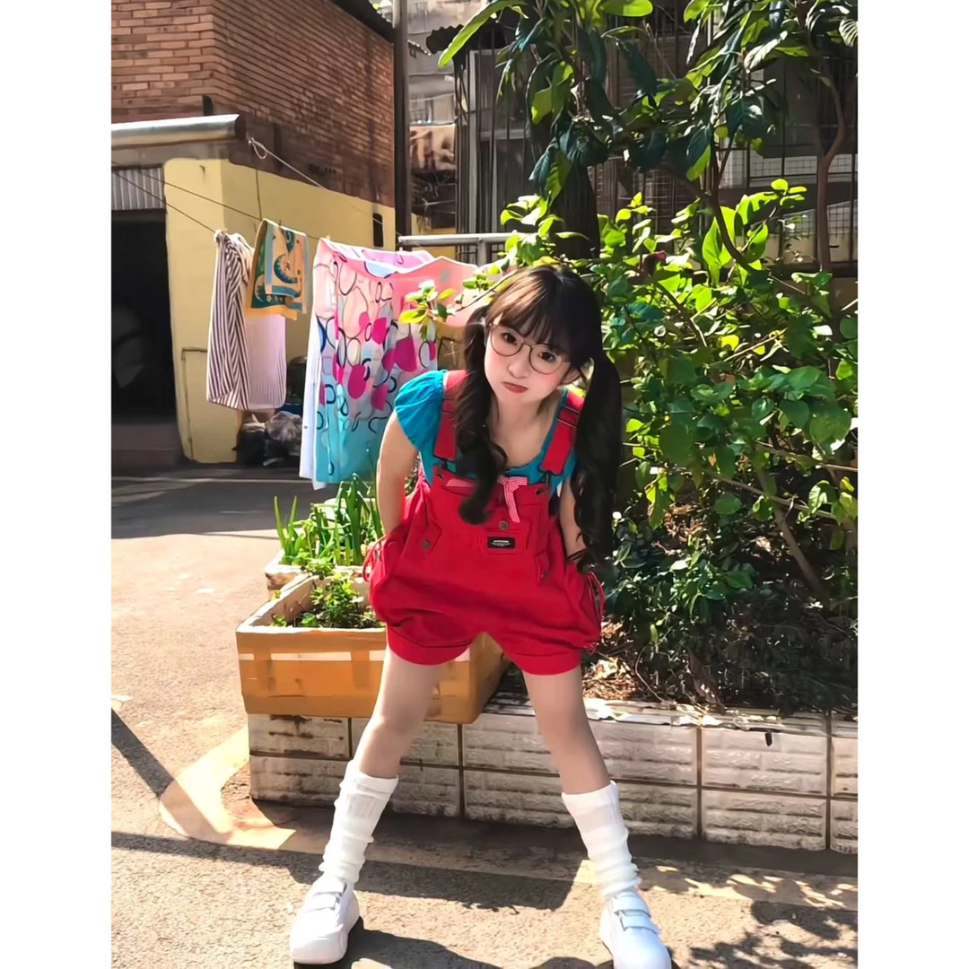 【咖德诺】多巴胺红色新款可爱小个子甜美减龄宽松牛仔背带裤短裤