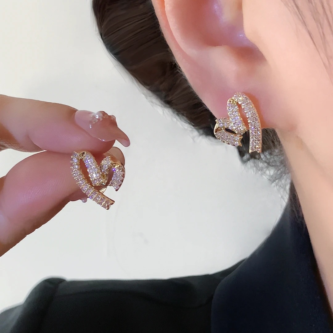 铜合金合成锆石耳饰 s925设计感甜美微镶闪亮不规则爱心耳钉1572