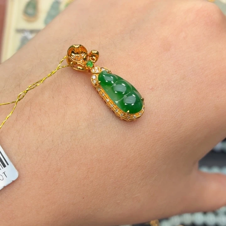 颈饰18K金镶嵌翡翠