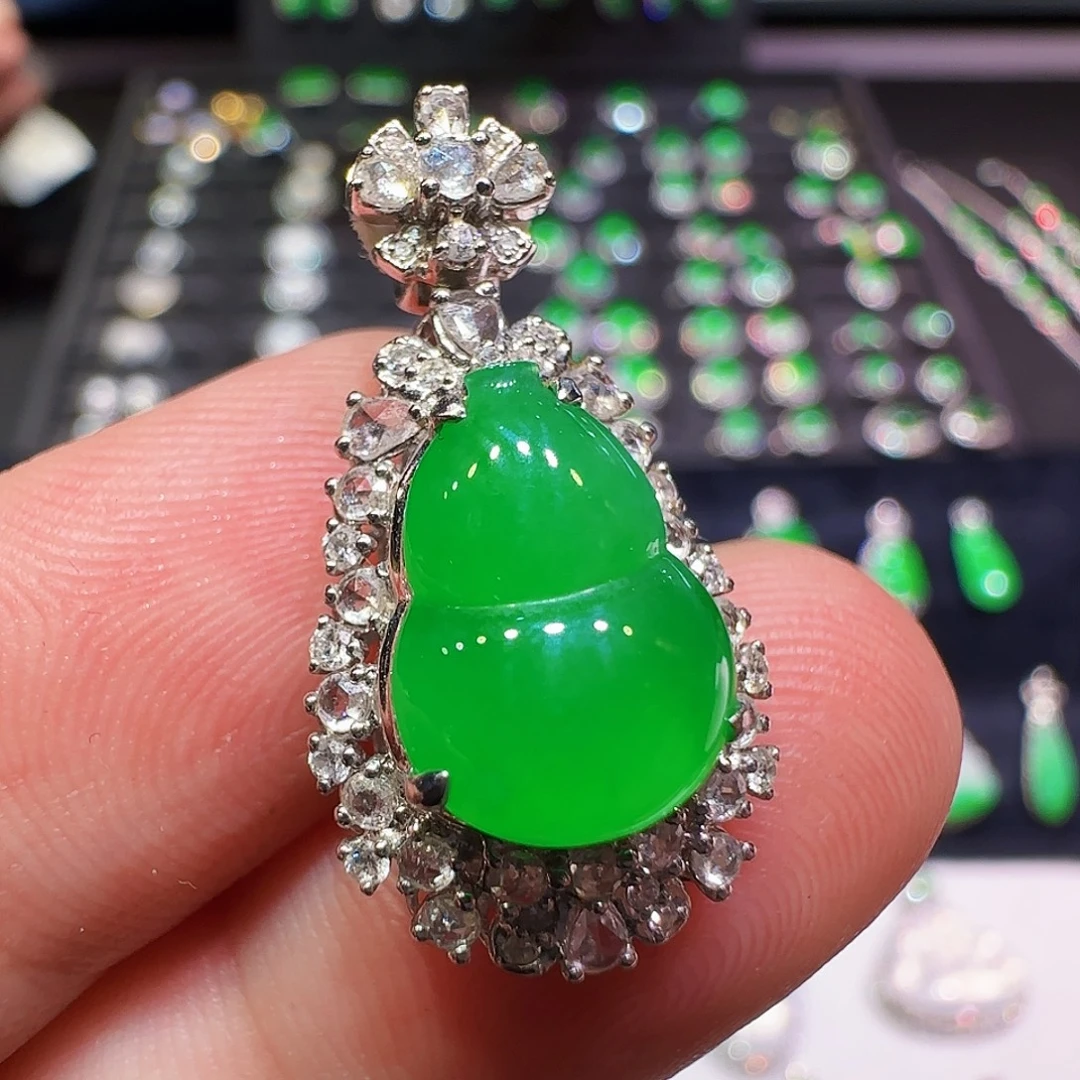 翡翠18K金镶嵌颈饰吊坠