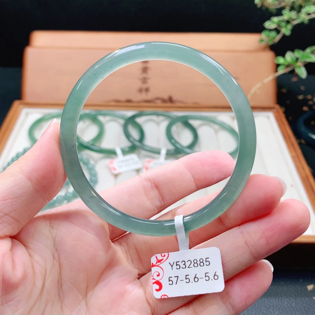 翡翠手镯（圆镯）未镶嵌