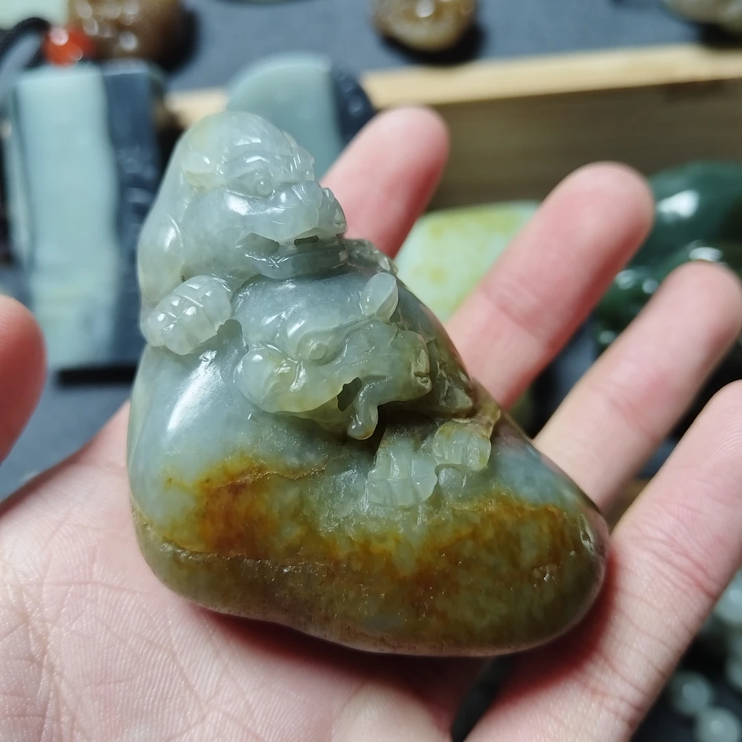 和田玉青花把件兽上加兽