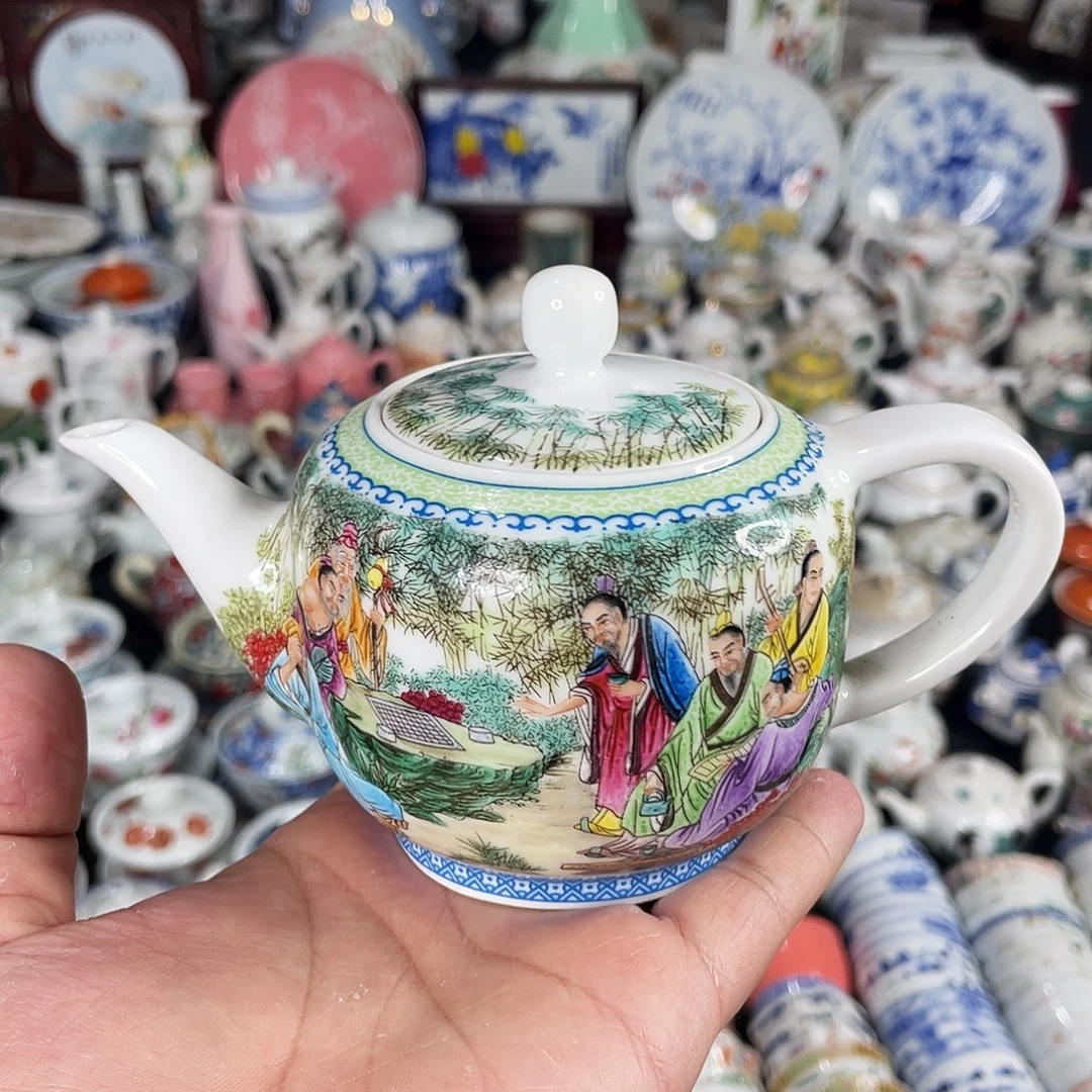 勇***拿杯景德镇陶瓷艺术品