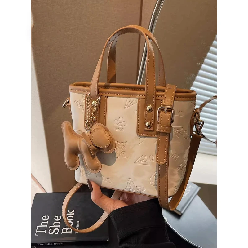 超火小包包女式2025新款潮小众百搭斜挎包上班通勤手提水桶轻奢