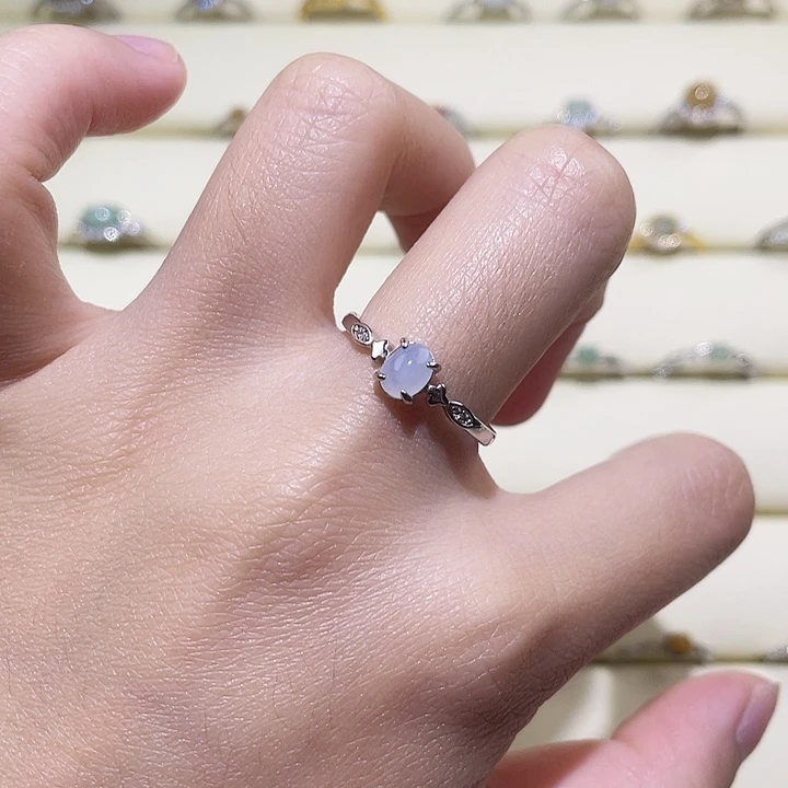 翡翠未镶嵌颈饰戒指