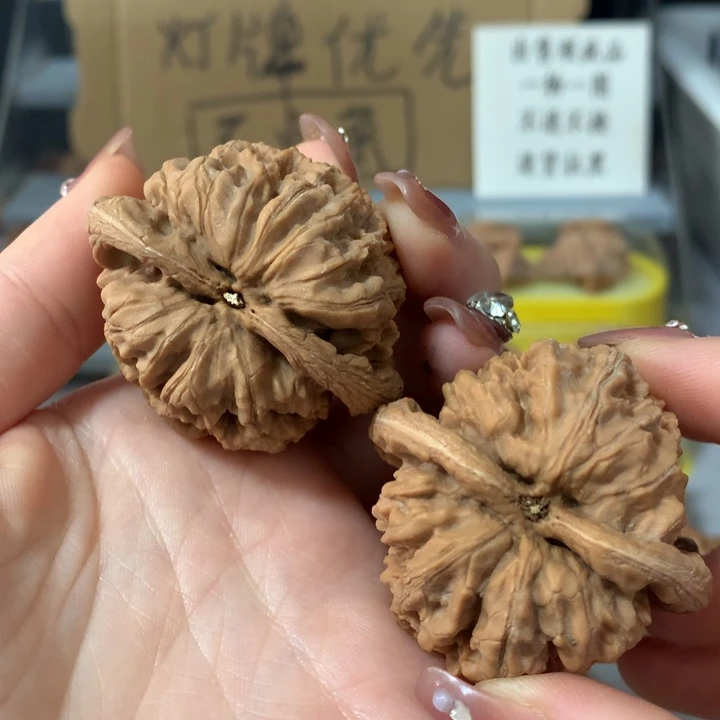 鸿***文玩核桃吊坠异形单只，有瑕疵