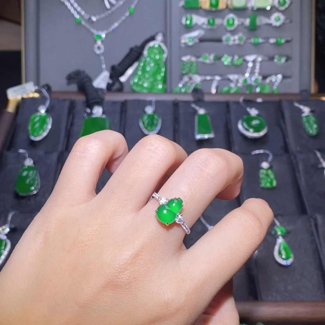 翡翠18K金镶嵌戒指葫芦戒指