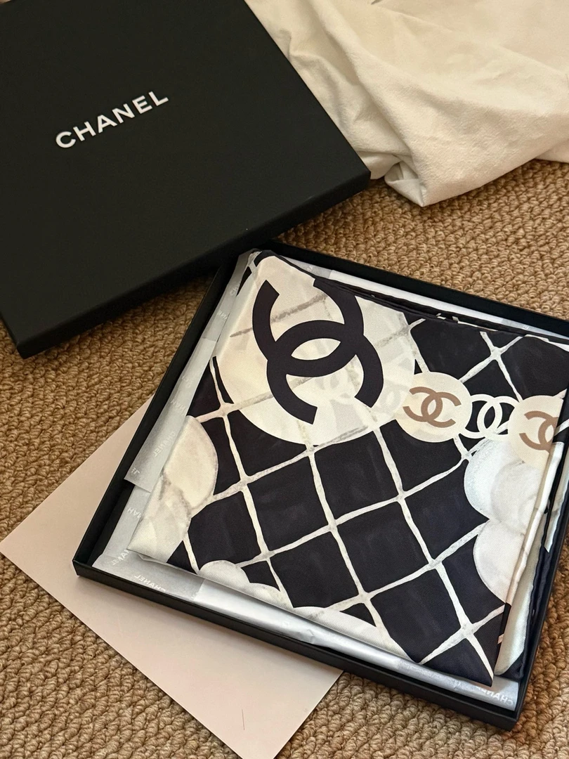 全新未使用 Chanel/香奈儿 经典款山茶花格纹黑白丝巾 90*90cm