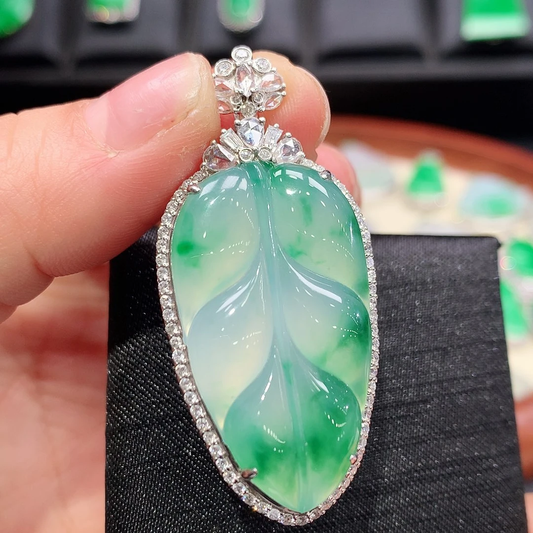 翡翠颈饰18K金镶嵌叶子