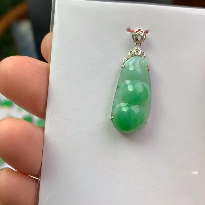 翡翠18K金镶嵌颈饰翡翠吊坠