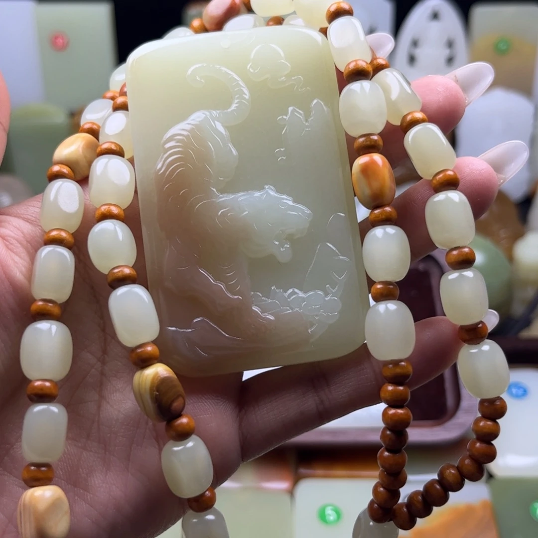 陈***令天然玉石老虎吊坠