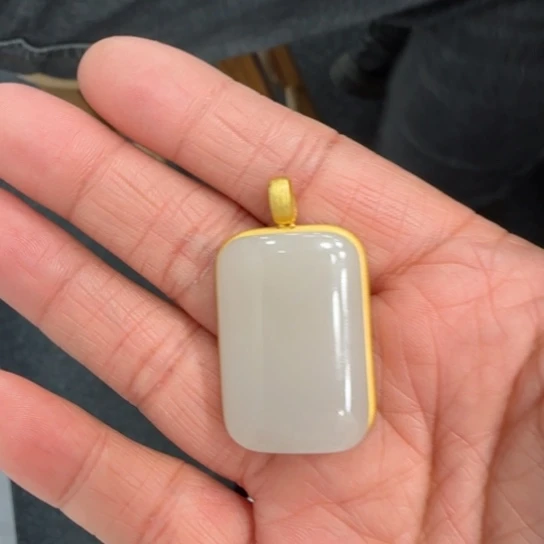 和田玉颈饰18K金镶嵌冰藕粉无事牌高不加扣3.0