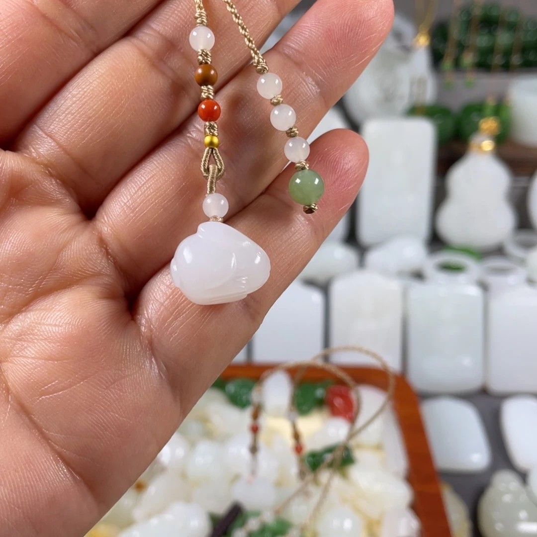 和田玉颈饰未镶嵌水****?