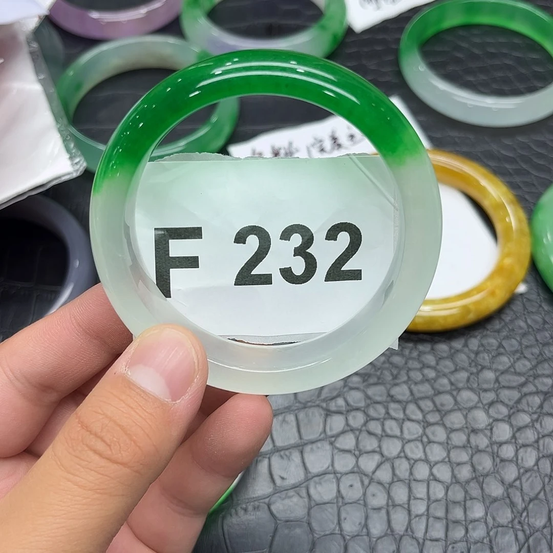 翡翠手镯未镶嵌默认瑕疵
