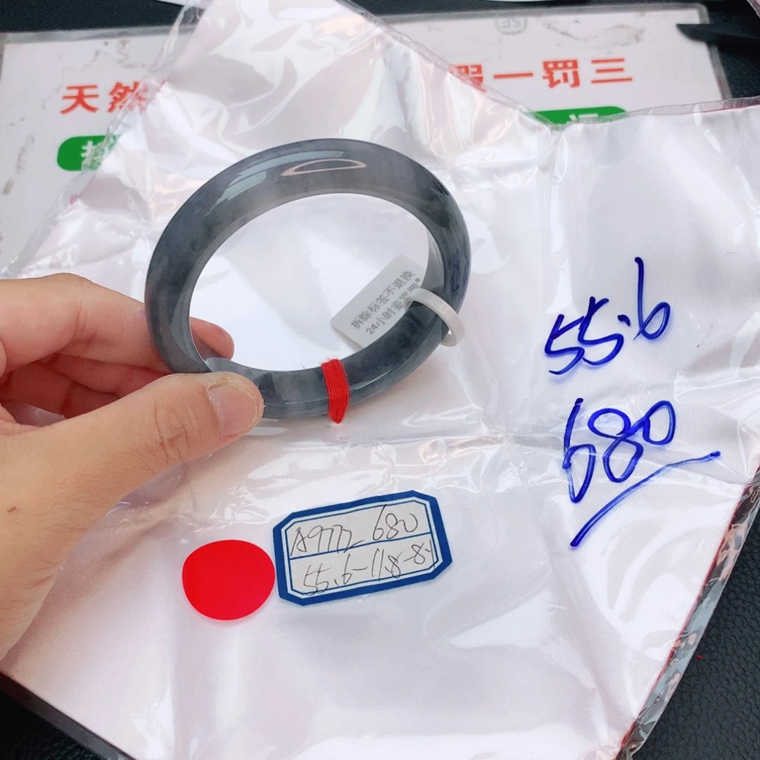 翡翠手镯未镶嵌翡翠