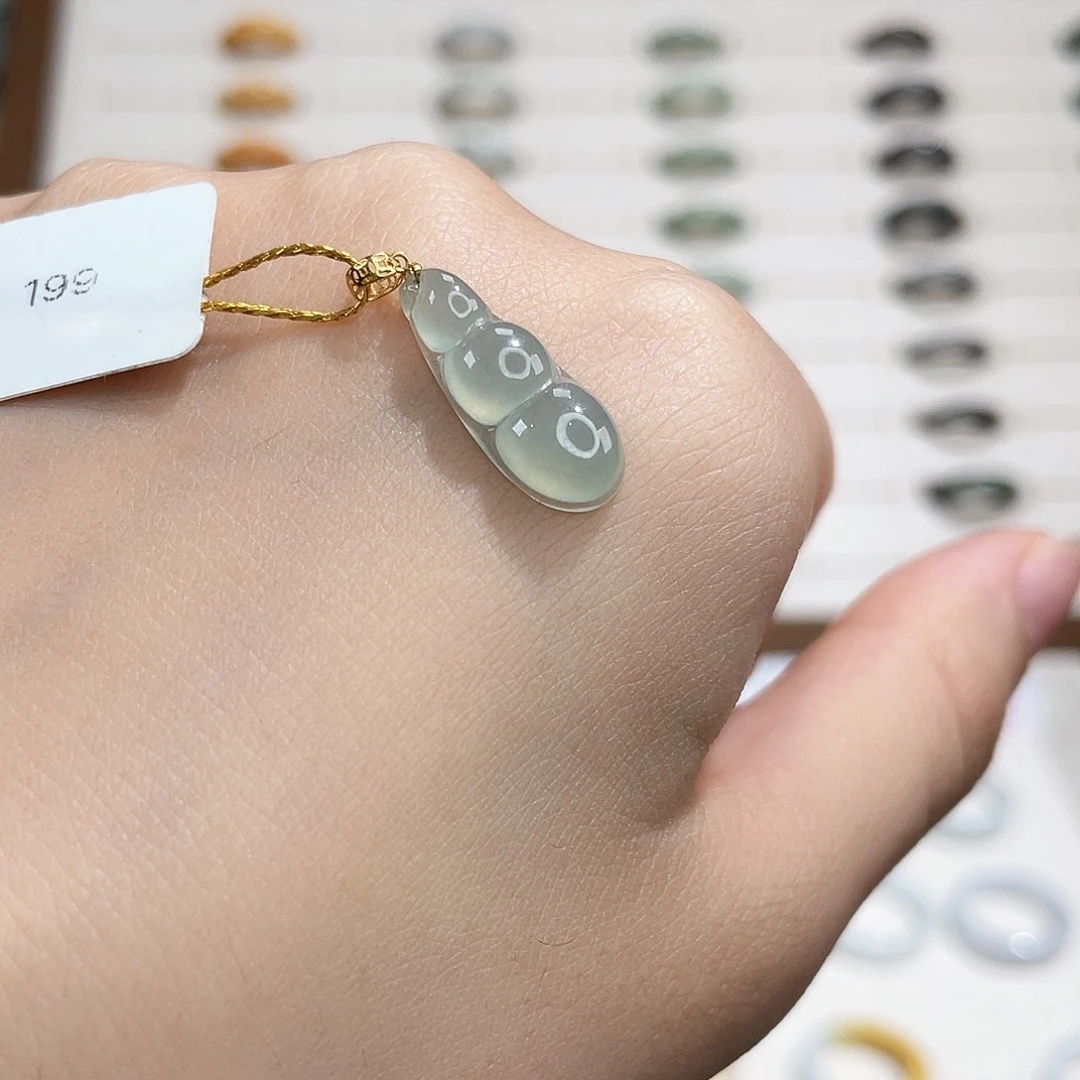 翡翠18K金镶嵌颈饰豆子