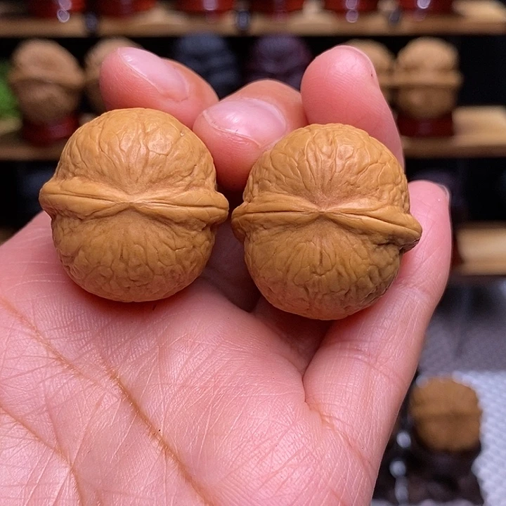 文玩核桃把件失***?晶玉65