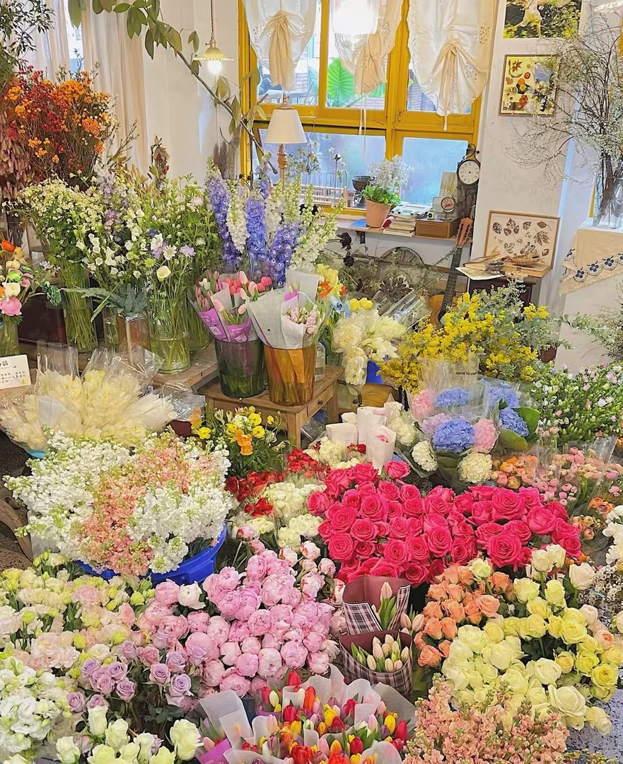 全玫瑰福利：卡布奇诺+曼塔+粉玫瑰+香槟+尤加利