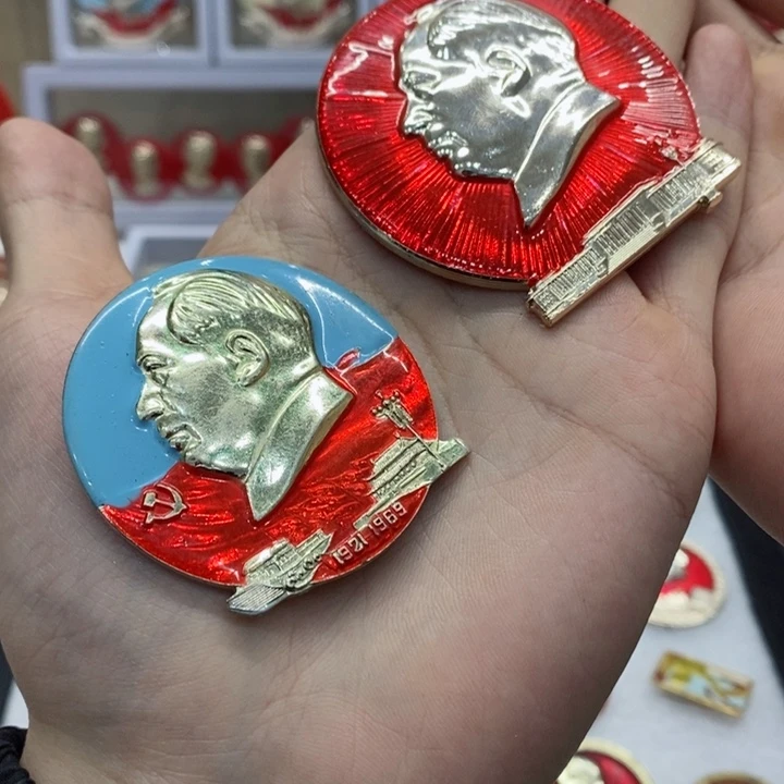 其他普通金属以**师红色纪念章 两枚会堂 二圣地