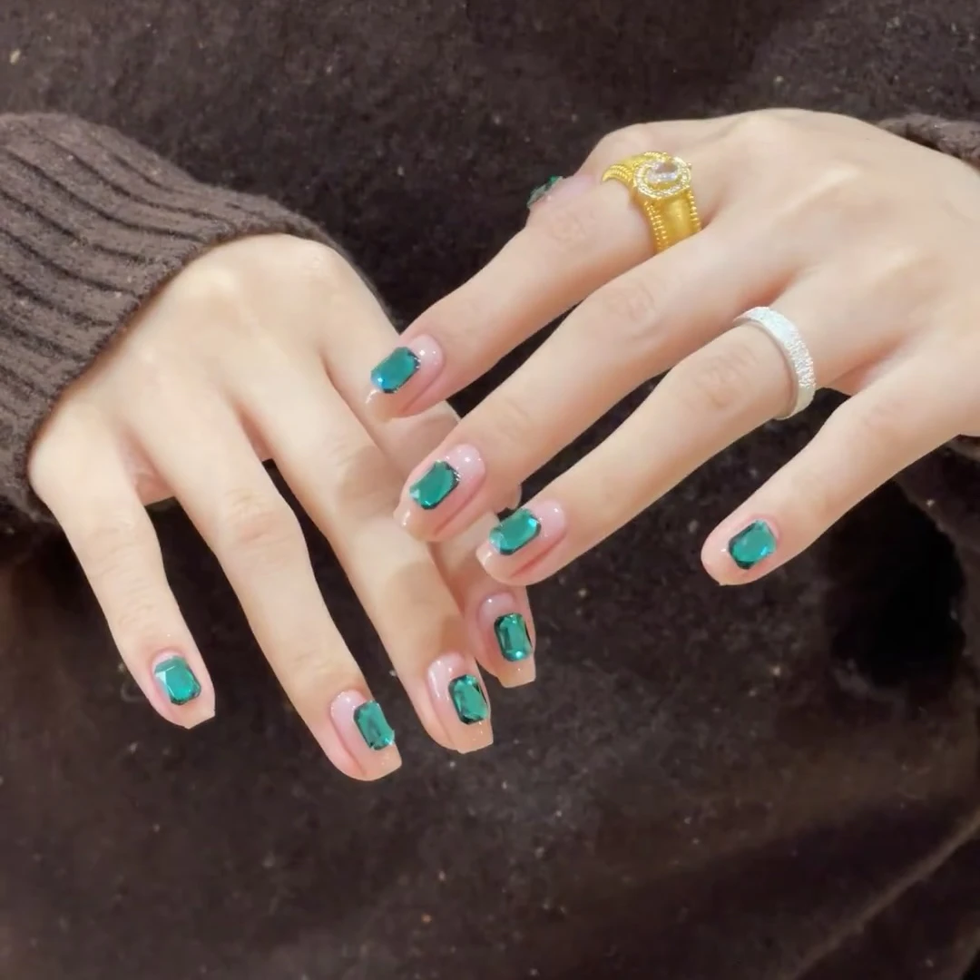 高级感手工裸色穿戴甲绿宝石美甲短款显白春夏假指甲学生甲可拆卸