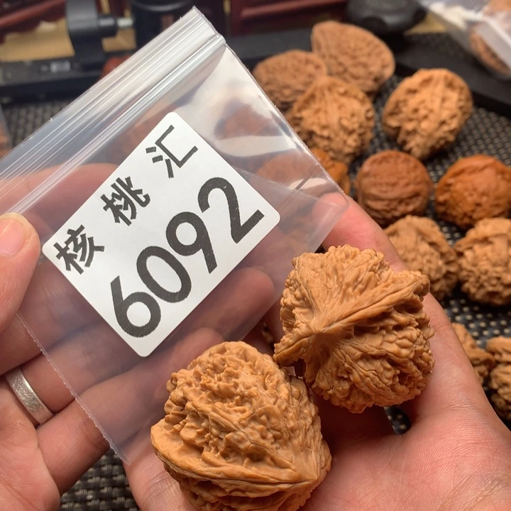 文玩核桃吊坠牡丹纹