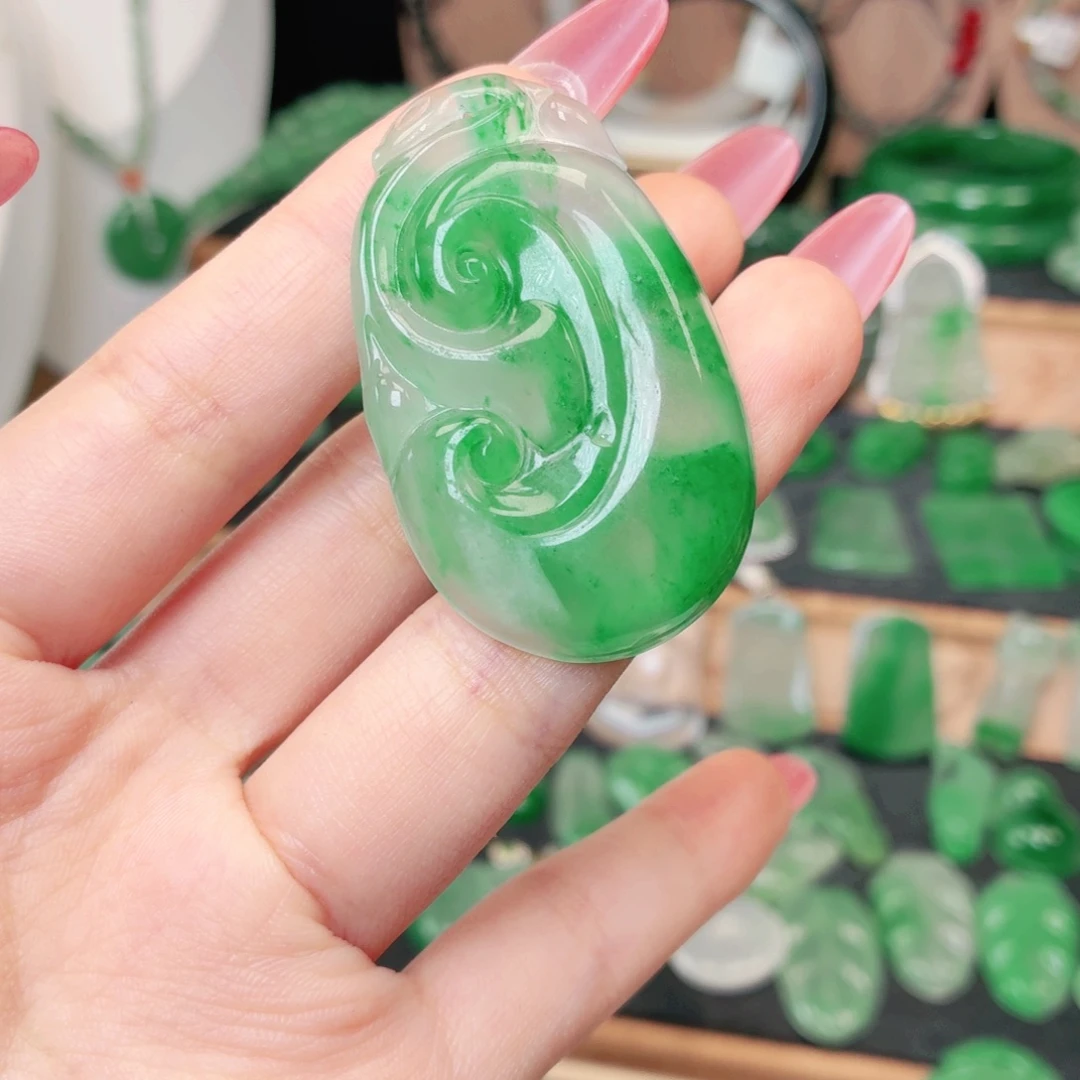 王****颈饰未镶嵌石英质玉（非洲翠）